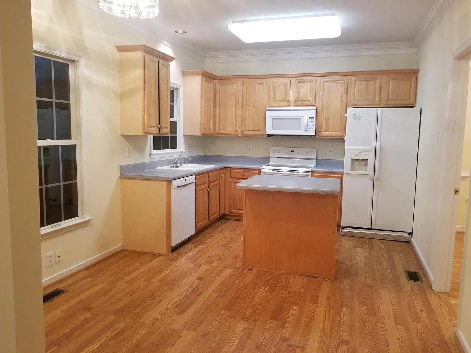 4 bed, 2.5 bath, 2100 sqft, $3,200 — Photo 4