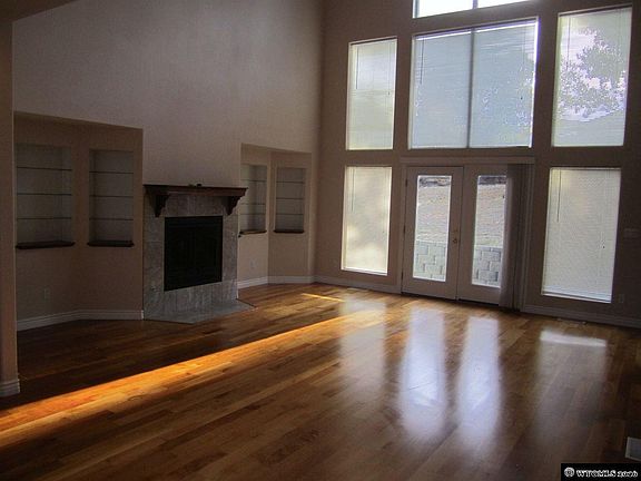 4th image of 2415 Washington St