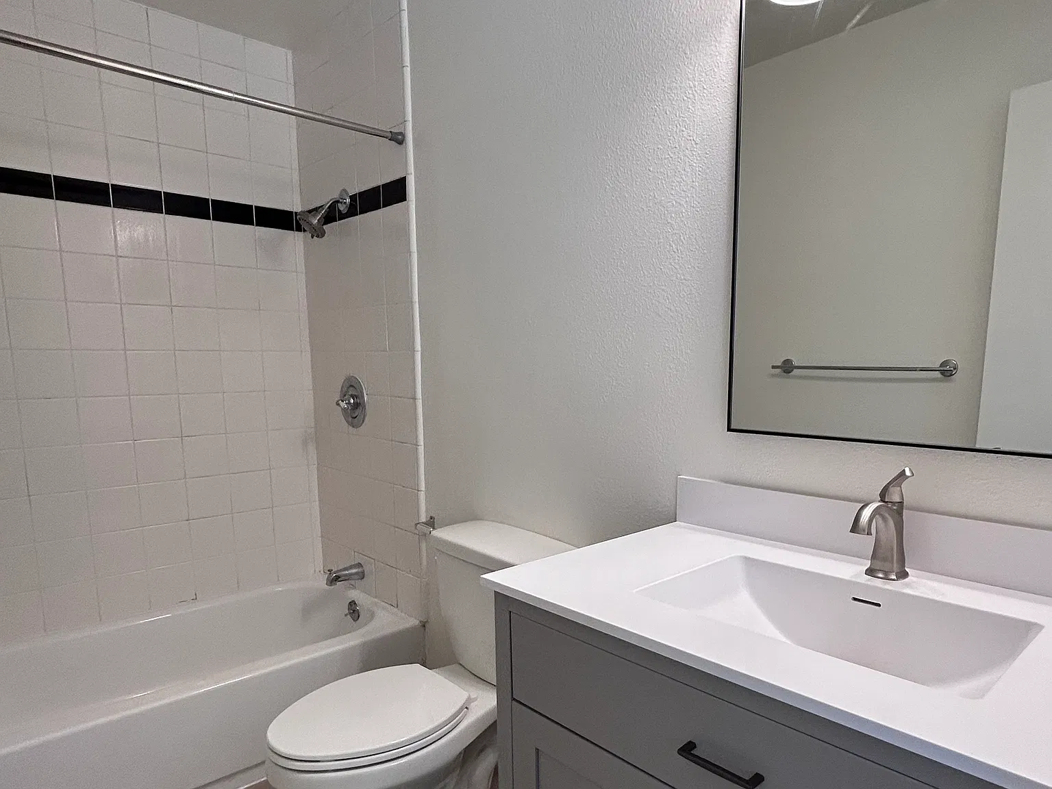 4 bed, 2.5 bath, 1571 sqft, $3,200 — Photo 4