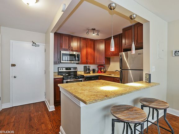 4th image of 555 W Cornelia Ave APT 510
