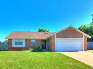 712 Pinewood Ct, Moore, OK 73160
