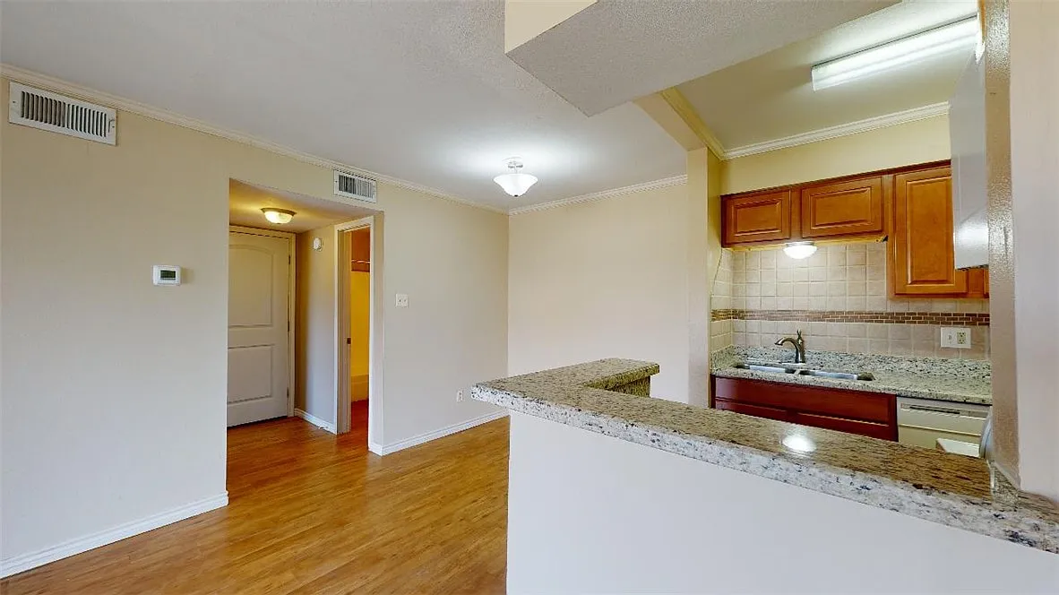 Building Photo - 904 University Oaks Blvd #1