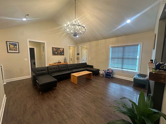 4th image of 32 Sarjon Cir