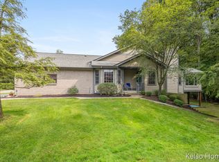 2122 S Cross Creek Dr SE, Grand Rapids, MI 49508