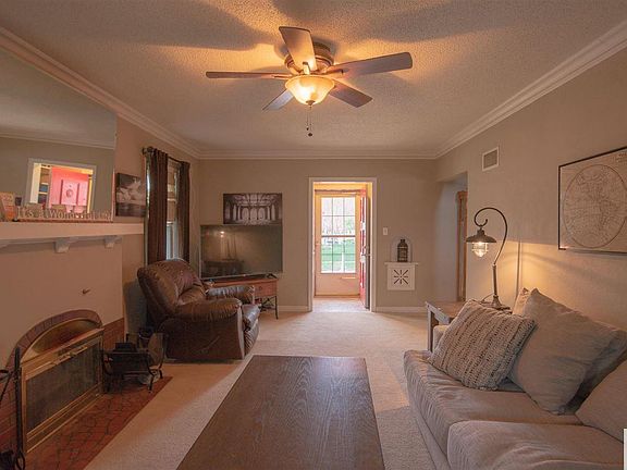 4th image of 10 32nd St