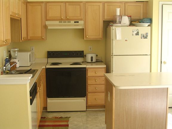 Sunnny eat in kitchen