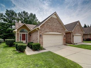 19184 Meadowridge Dr, Livonia, MI 48152