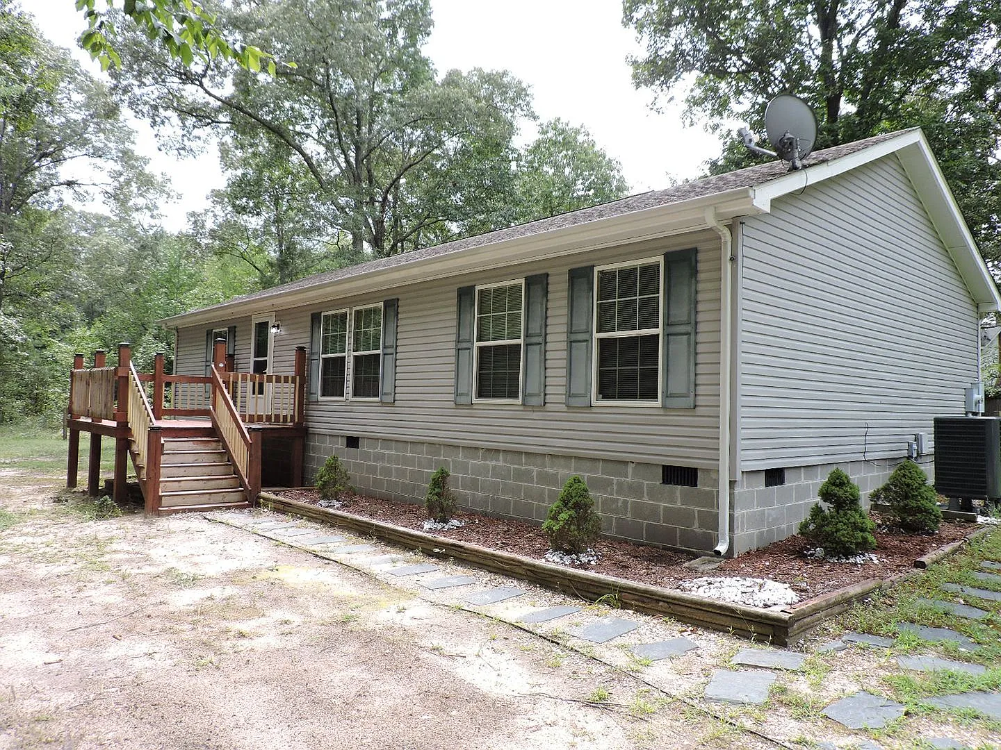 3 bed, 2.0 bath, 1404 sqft, $1,650 — Photo 1