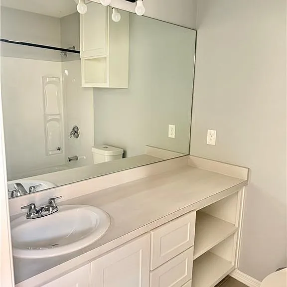 436 E Acacia St — Photo 7