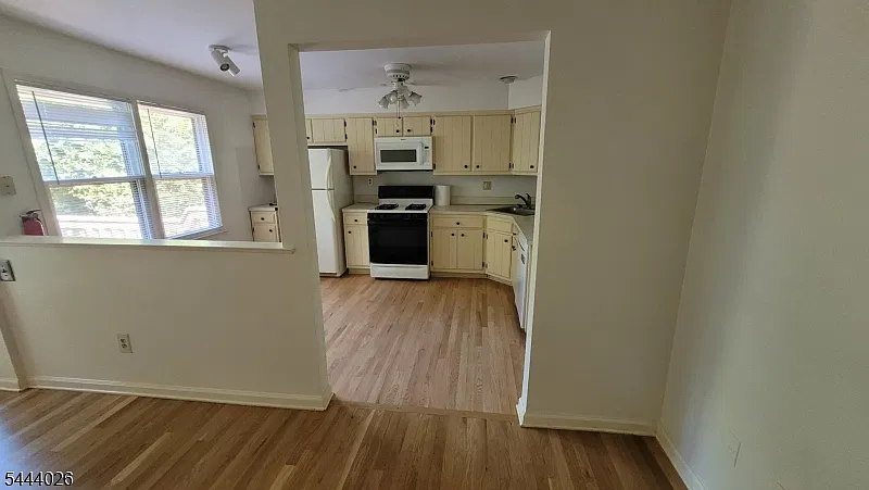 3 bed, 2.5 bath, $3,700 — Photo 3