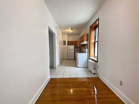 4th image of 39-05 27th St #2R