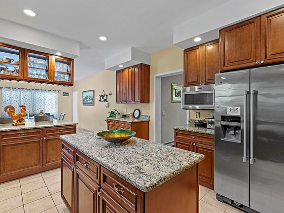 5th image of 551 Shunpike Rd