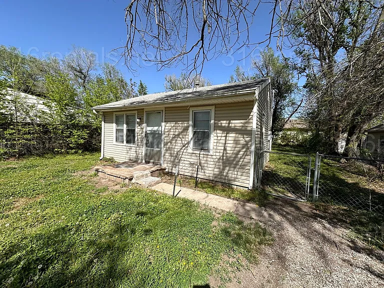 1740 S Dodge Ave — Photo 1