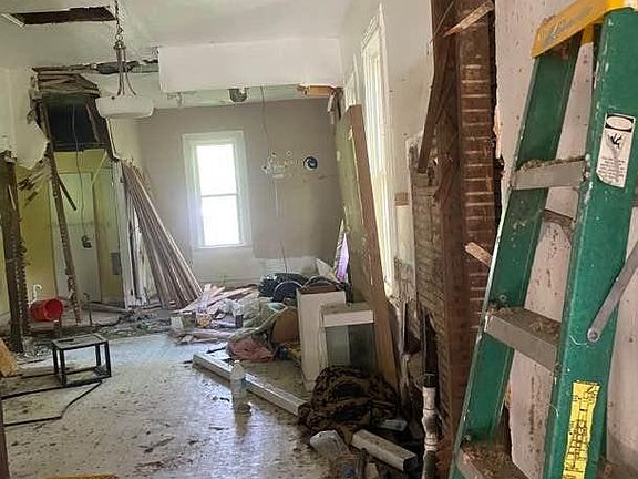 2nd image of 1724 Esmonde St