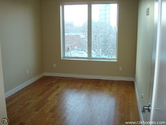 4th image of 2704 Hoyt Ave S APT 6B