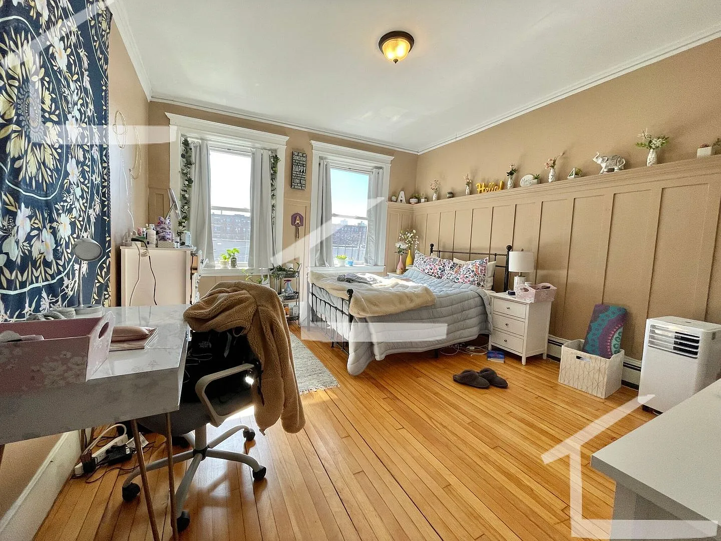 XL Modern & Sunny Apt near T! Perfect for BU students and working pros alike! — Photo 2