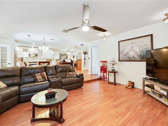 3rd image of 512 Applewood Ave