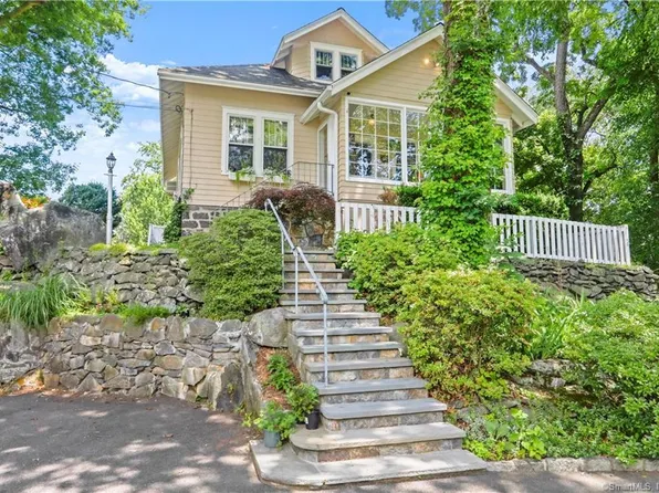 6 Oakledge Circle, Norwalk, CT 06854