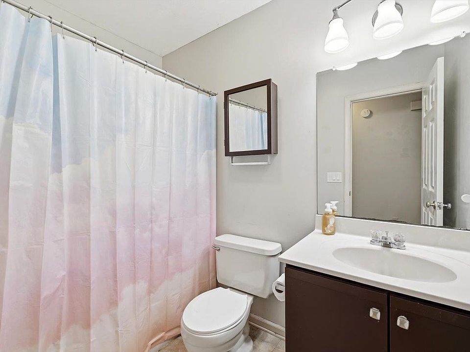 10th image of 13 Kingston Ct