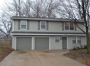 509 NE Castle Dr, Lees Summit, MO 64086