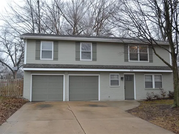 509 NE Castle Dr, Lees Summit, MO 64086