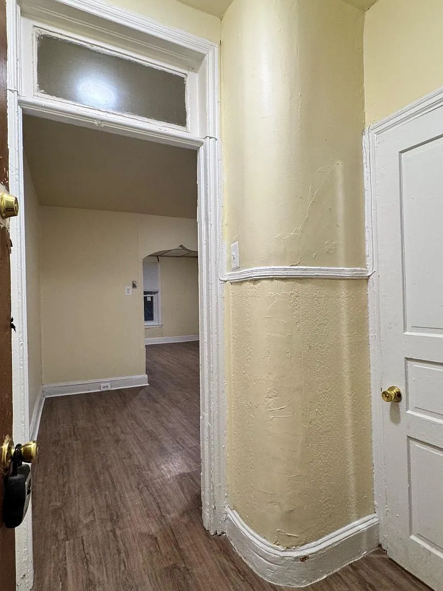 2 bed, 1.0 bath, 2556 sqft, $1,100 — Photo 3