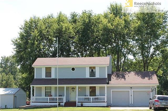 Fresh Paint, Beautiful Front Porch, Double Car Garage, Outbuilding, Acreage and Country Living!