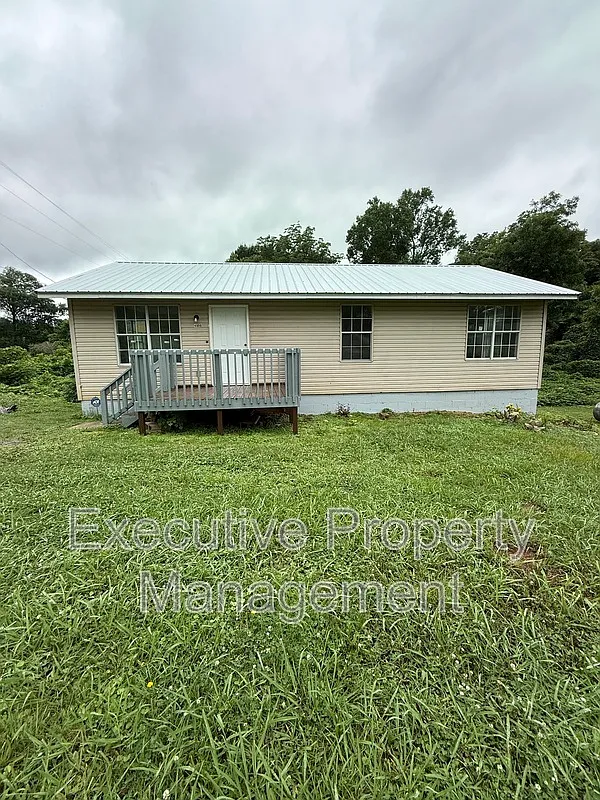 3 bed, 1.0 bath, 1080 sqft, $1,200 — Photo 1