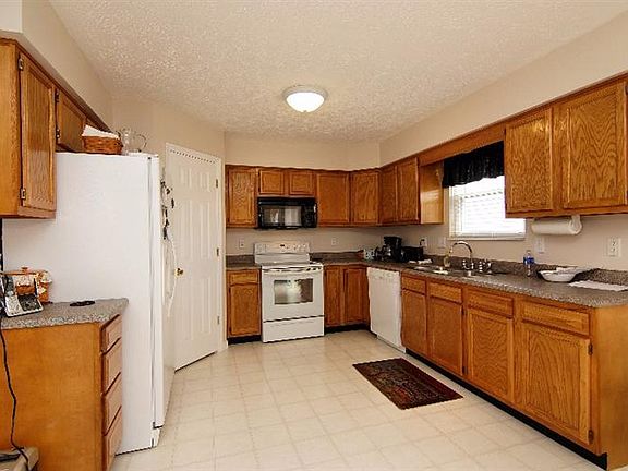 5th image of 6037 Glenn Trace Ln