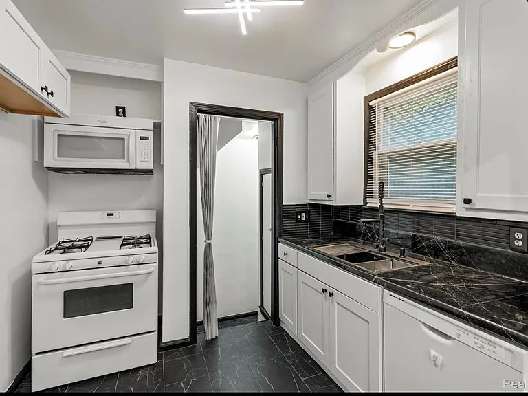 10609 Stratman St — Photo 2