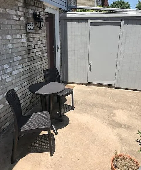 220 Justin Dr — Photo 2