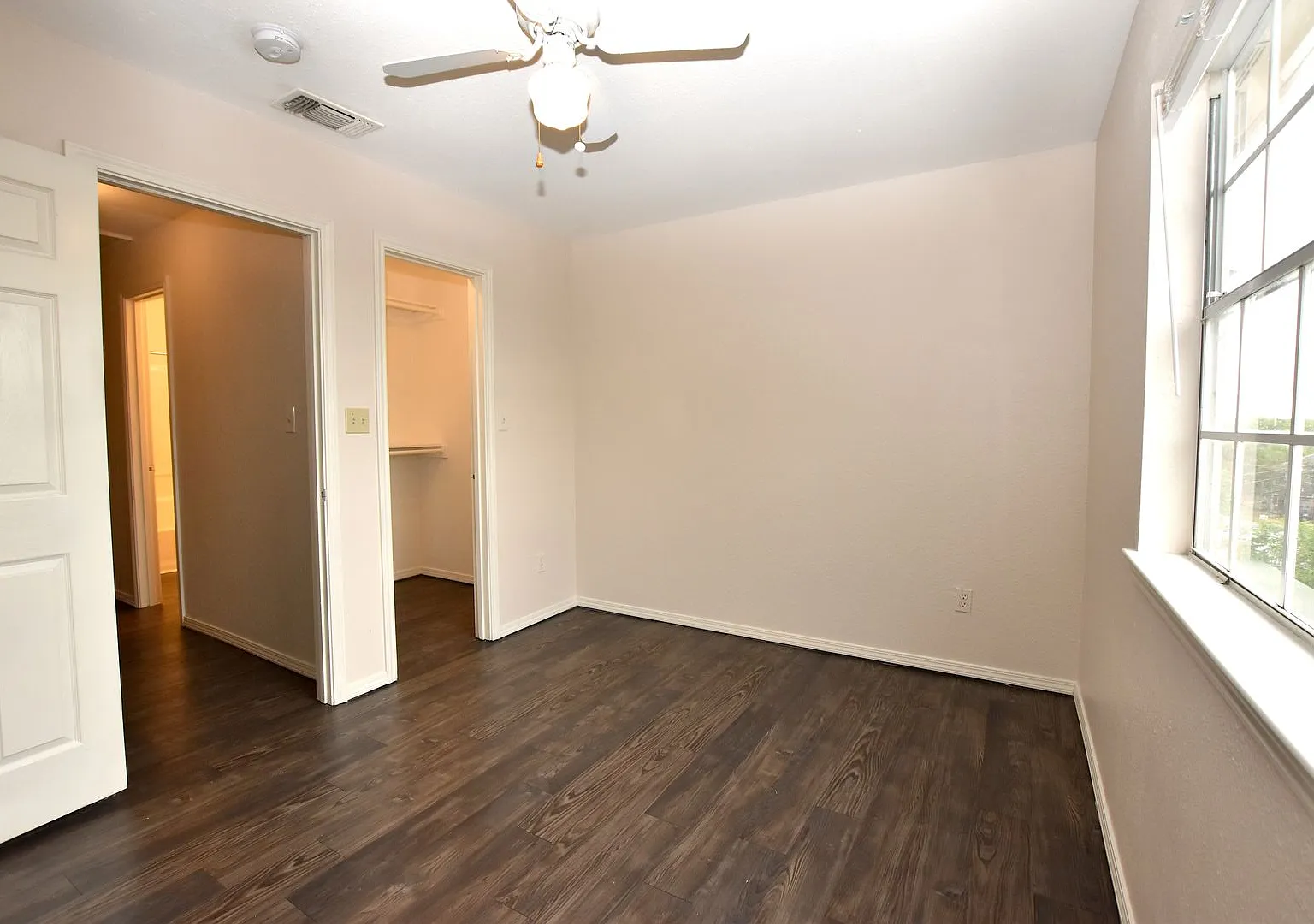 Great 3/2.5/2 Duplex near Texas State Campus and downtown — Photo 3
