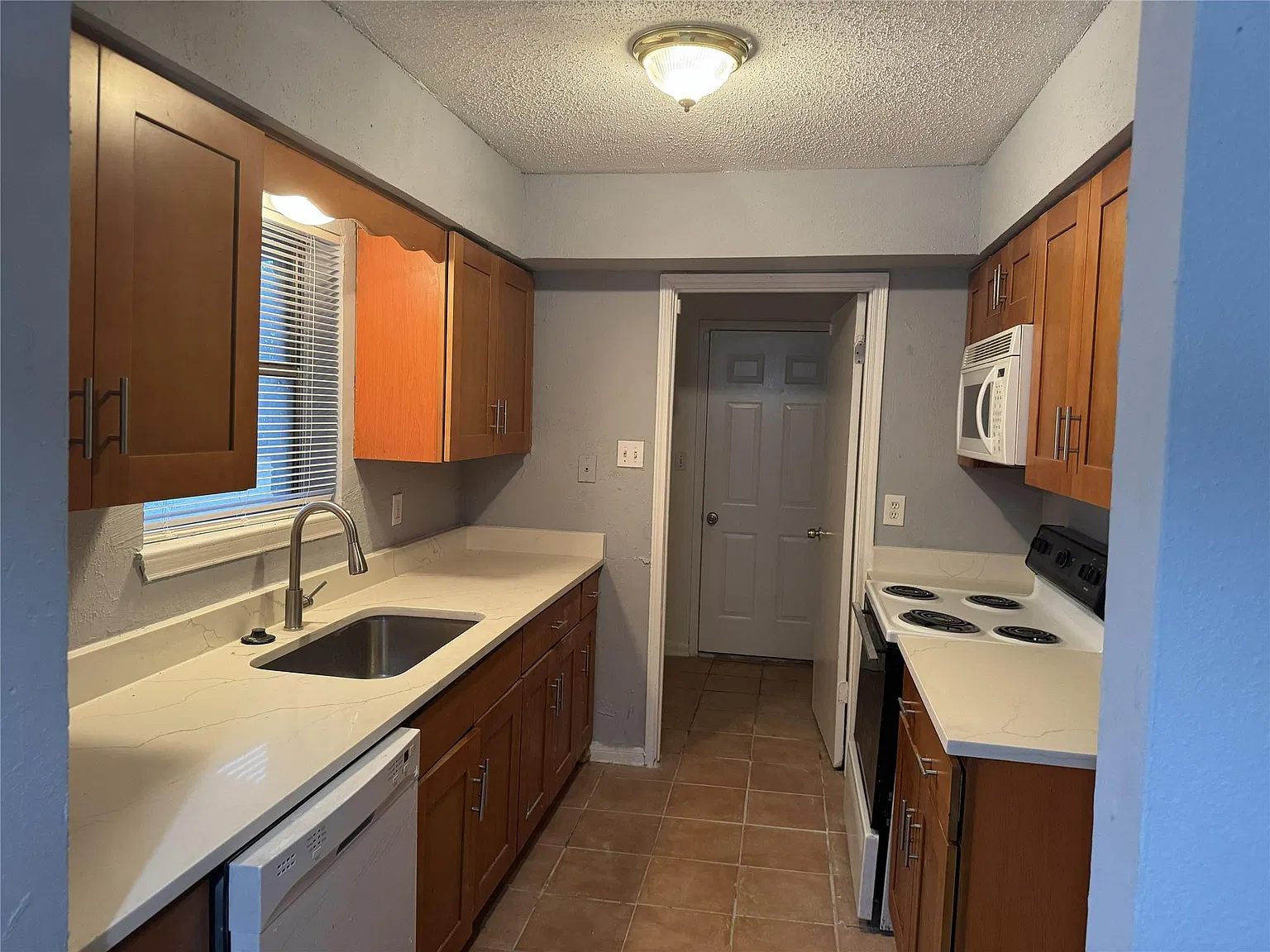 4 bed, 2.5 bath, 1693 sqft, $2,000 — Photo 4