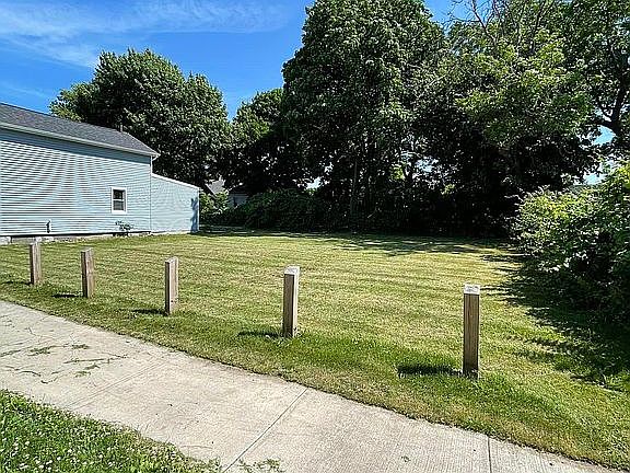 2nd image of 483 Maple St