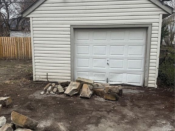 5th image of 10817 Grantwood Ave