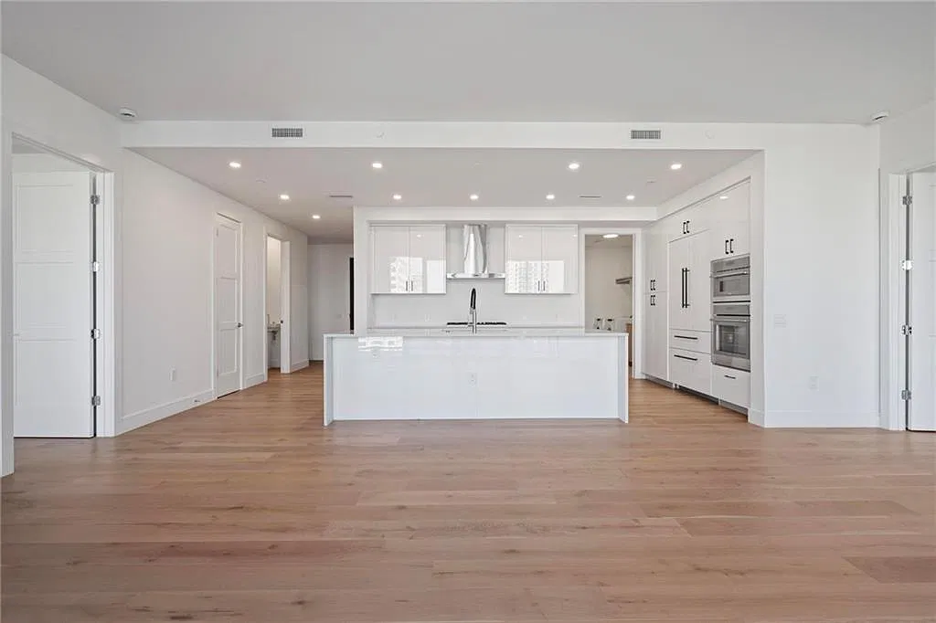 2 bed, 2.5 bath, 1952 sqft, $9,800 — Photo 2