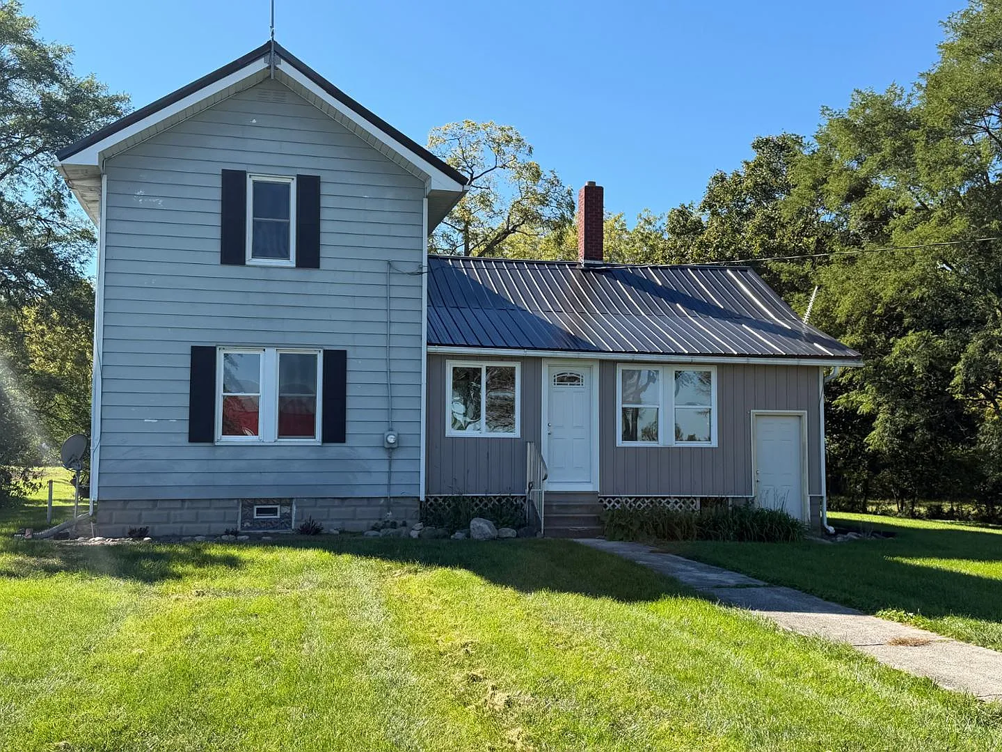 3 bed, 1.0 bath, 1424 sqft, $1,500 — Photo 1
