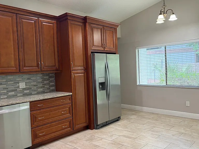 504 Shane Cir — Photo 2