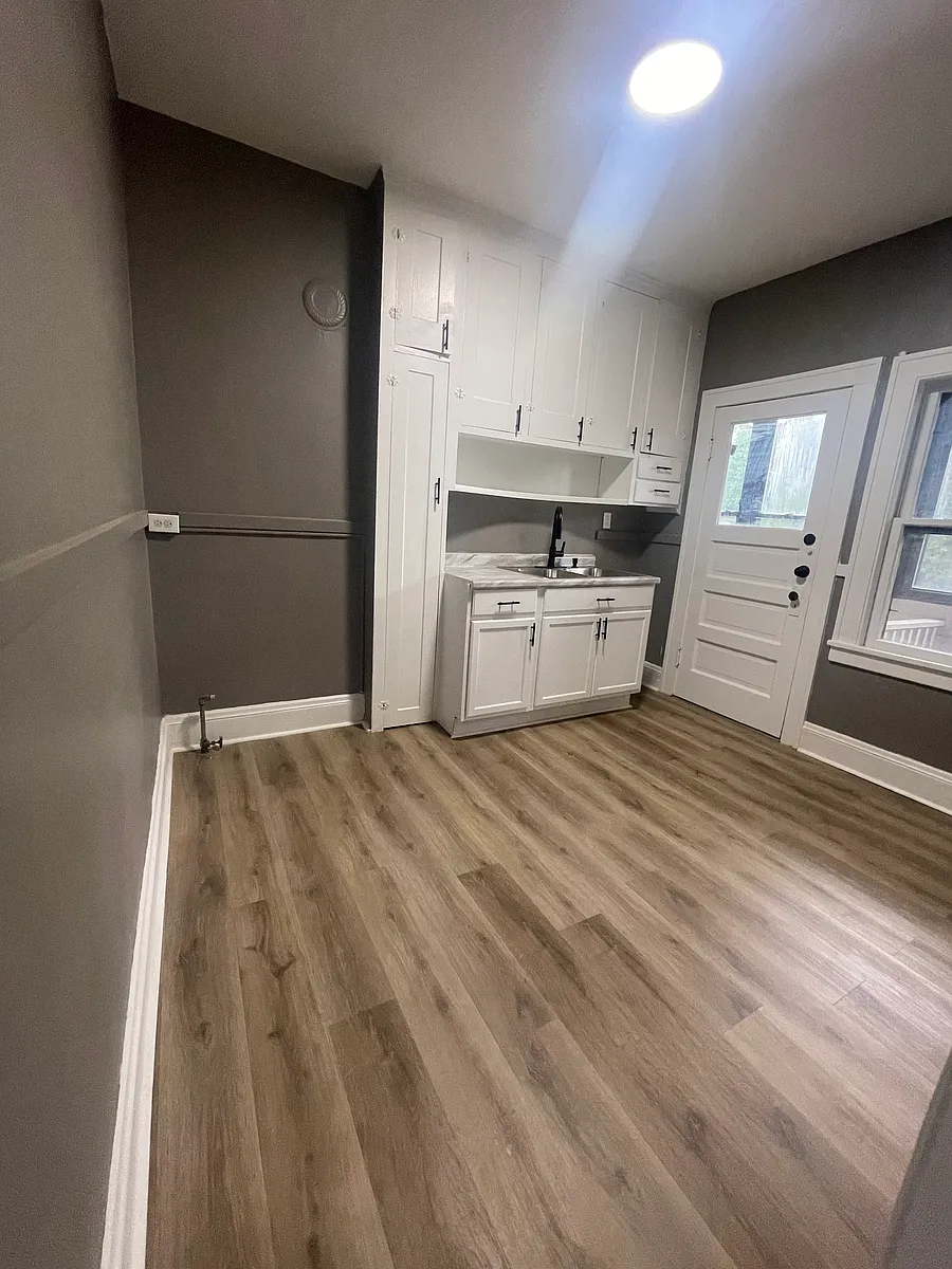 Building Photo - 8602 Bancroft Ave #2