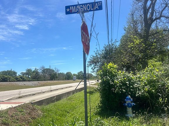 4th image of 804 Old Angleton Rd