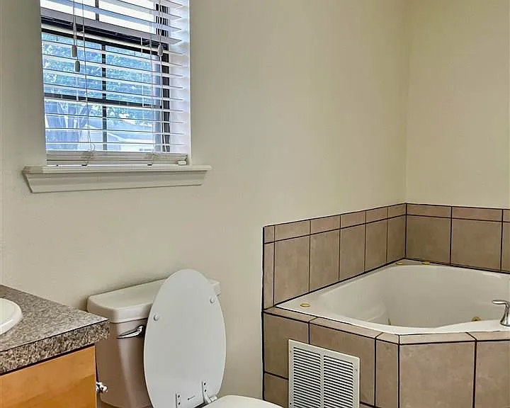 4 Johnathan Pl — Photo 8