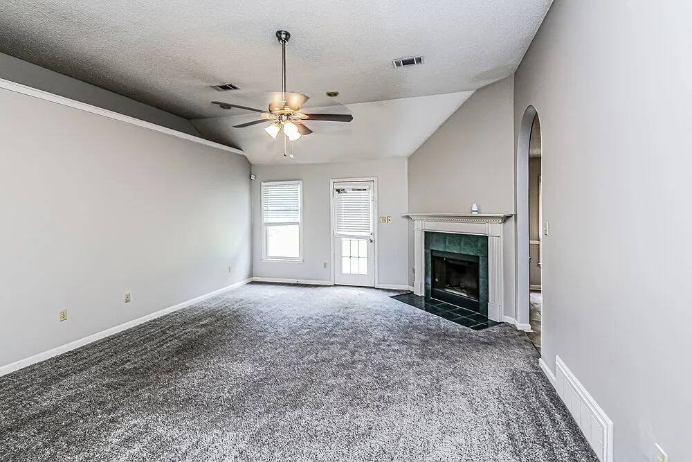 3 bed, 2.0 bath, 1960 sqft, $2,010 — Photo 4