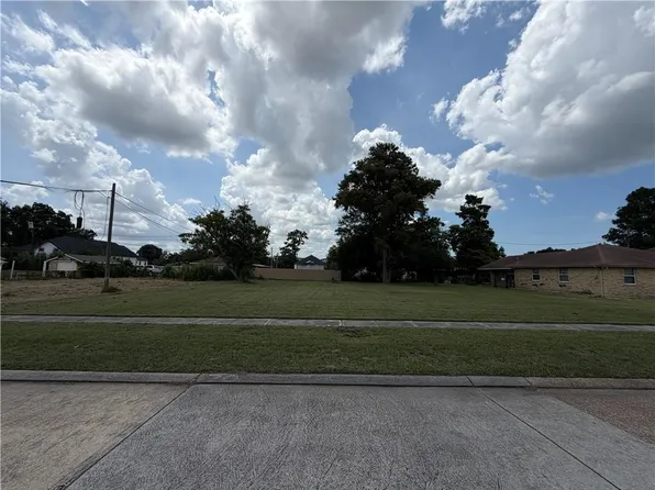 70 Patterson Dr, Chalmette, LA 70043