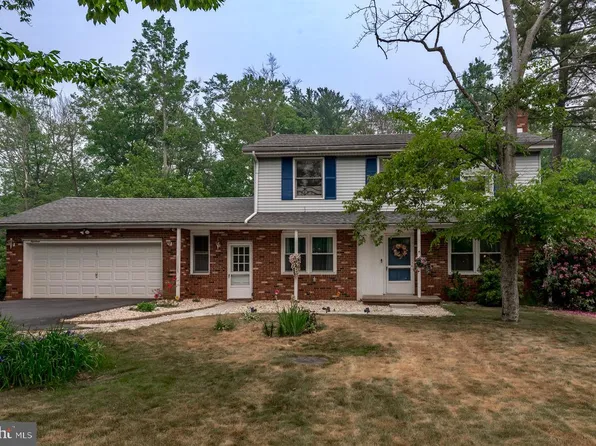 19 Walden Dr, Mountain Top, PA 18707