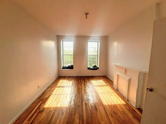 3rd image of 123 Tompkins Ave APT 4R