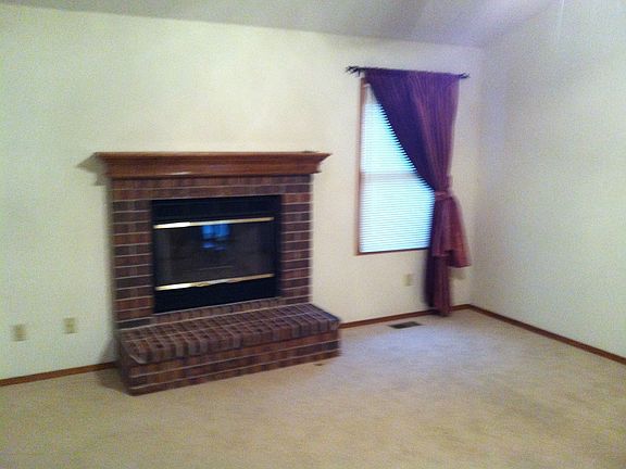 Livingroom with Gas Fireplace