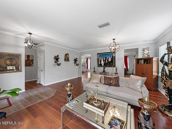 5th image of 1101 ROUNDTREE Circle