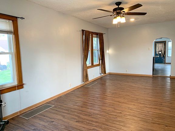 4th image of 212 Saunders St