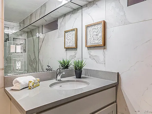 406 S Pearl St — Photo 3