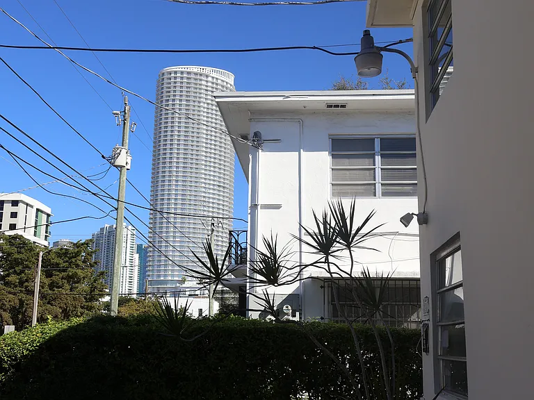 528 SW 6th St #6 — Photo 32